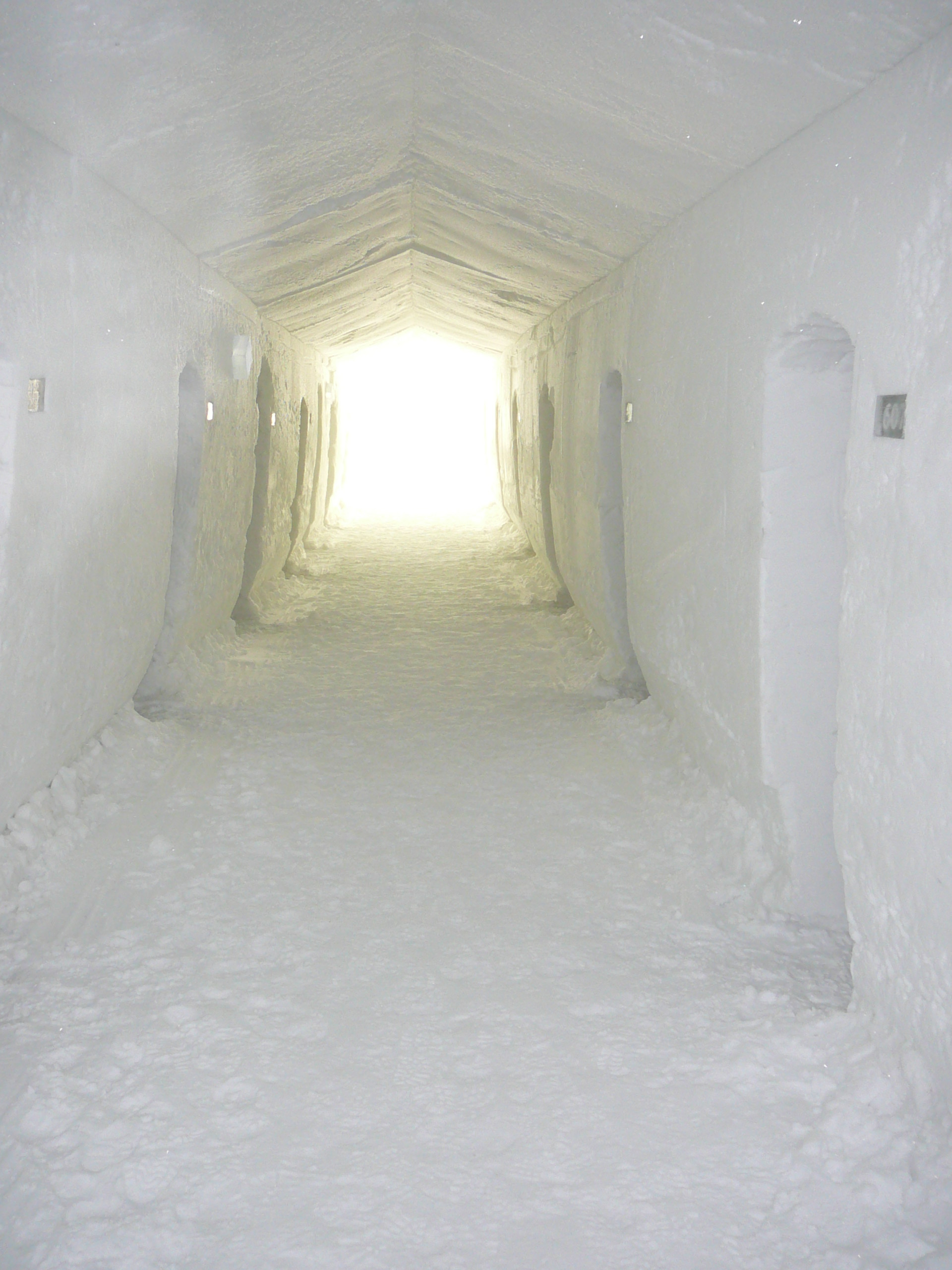 Isig korridor på på ishotellet i Jukkasjärvi
