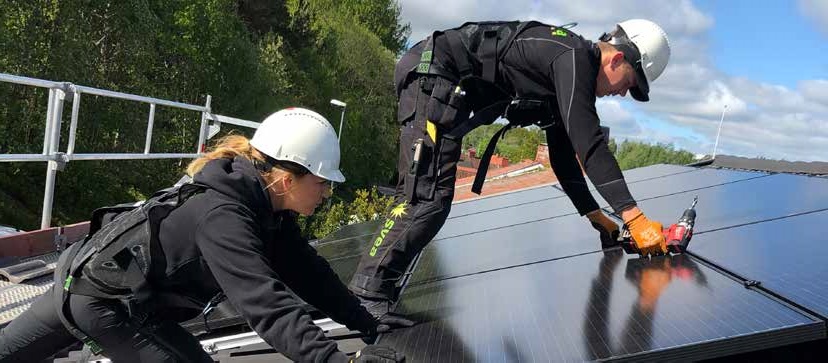 solceller monteras på tak